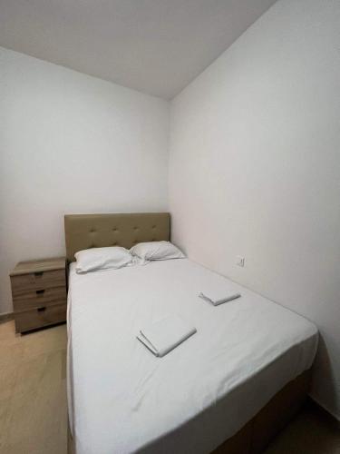 una camera con un letto bianco con due cuscini bianchi di Hotel Orion Apartment a Kateríni