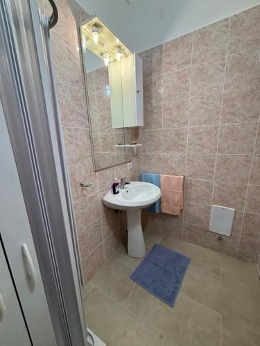 uma casa de banho com um lavatório e um espelho em Maria house em Scafati