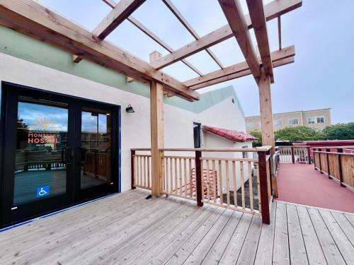 Balkón nebo terasa v ubytování Monterey Hostel