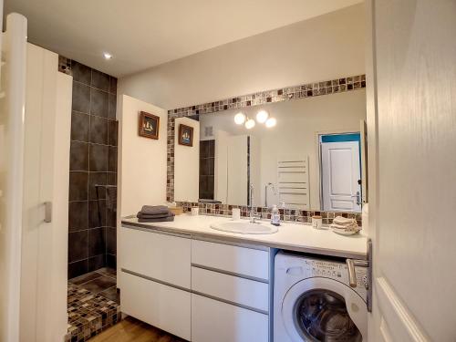 une salle de bain avec une machine à laver et un lavabo dans l'établissement CASA BLUE sur une jolie place proche du vieux port by LaConciergerie13, à La Ciotat
