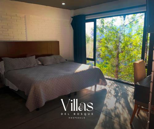 El PueblitoにあるVillas del Bosqueのベッドルーム1室(ベッド1台、大きな窓付)