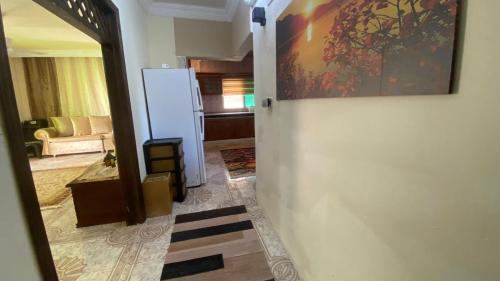 um corredor com um frigorífico e uma sala de estar em فيلا في الطبيعة في عجلون em Ajlun