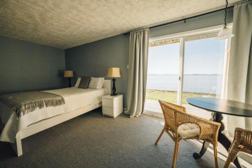 Un pat sau paturi într-o cameră la Auberge sur Mer