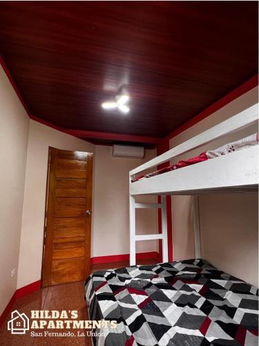 1 dormitorio con 2 literas y techo en Hilda’s Apartments, en San Fernando