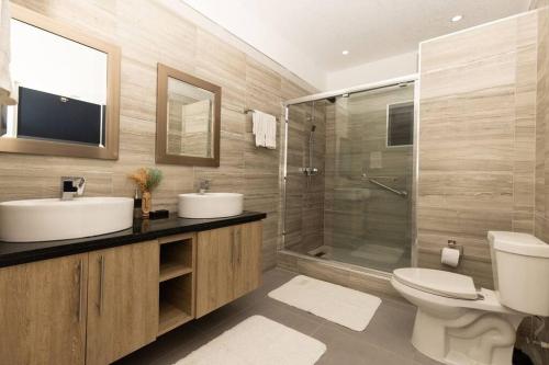 uma casa de banho com um WC, um lavatório e um chuveiro em Royale Escape em Cardiff Hall