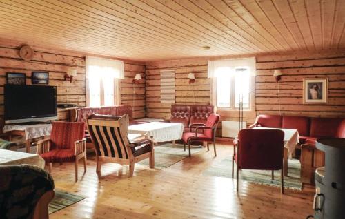 Pokój z krzesłami, stołem i telewizorem w obiekcie Sulseter Fjellstugu w mieście Vinstra