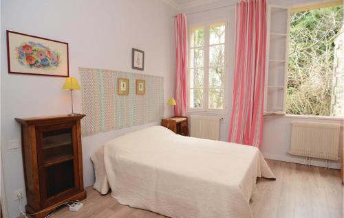 une chambre avec un lit et deux fenêtres dans l'établissement Awesome Home In Arles, à Albaron
