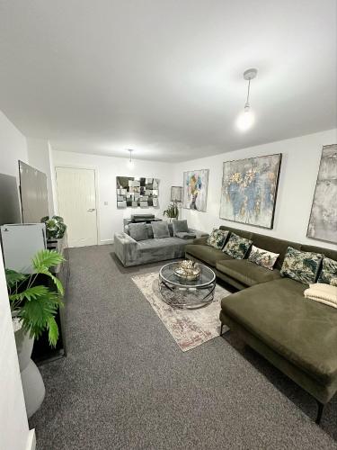 Sala de estar con 2 sofás y mesa en Beautiful home en Ince-in-Makerfield