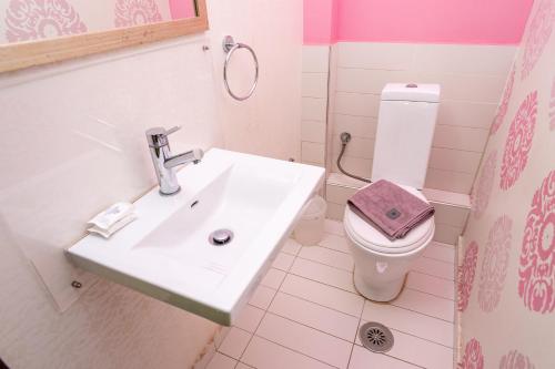 uma casa de banho com um lavatório e um WC em River Side Villa em Álli Meriá