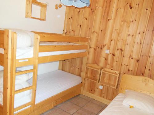 - une chambre avec 2 lits superposés dans une cabine dans l'établissement Résidence La Tour Du Merle - 4 Pièces pour 7 Personnes MAE-3298, à Champagny-en-Vanoise
