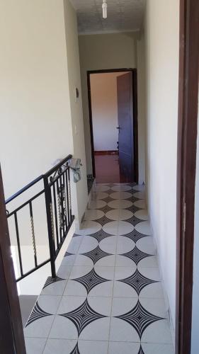 pasillo con suelo de baldosa blanco y negro en Casa vacacional Villa San Lorenzo, en Tomatas