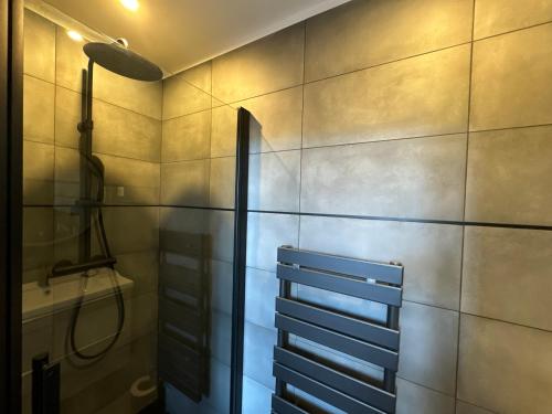 een badkamer met een douche en een wastafel bij Appartements Centre Cannes in Cannes