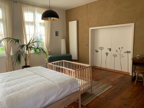 Un dormitorio con una cama y una puerta con flores. en Pfarrhaus Karbow, en Hof Karbow