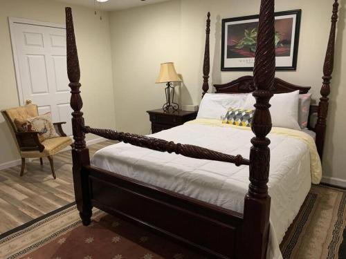 una camera con un grande letto con struttura in legno di Entire Apartment Suite family singles Couples Nurses dinners business meetings a Lithonia