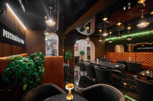 a restaurant with tables and chairs in a room at SPA Hotell Peetrimõisa Villa in Viljandi