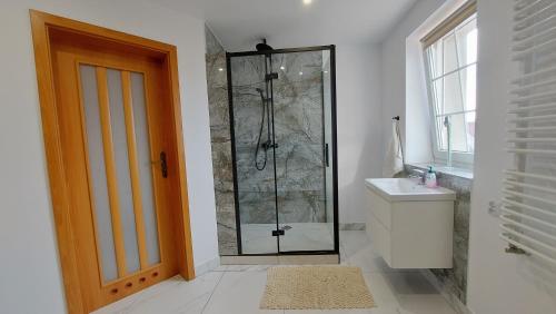 Kylpyhuone majoituspaikassa Noclegi Dobry Kwadrat