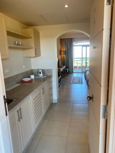 Η κουζίνα ή μικρή κουζίνα στο Byoum lake side hotel room, Tunis village, fayoum