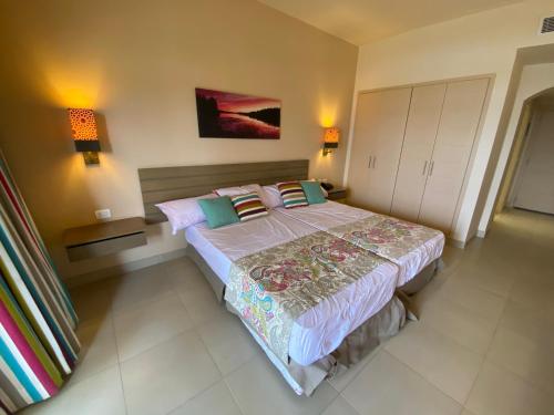 Tempat tidur dalam kamar di Byoum lake side hotel room, Tunis village, fayoum