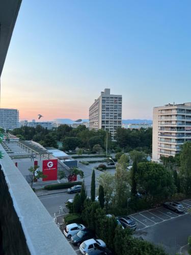 - une vue sur un parking dans une ville dans l'établissement 130m2 de standing, 5min plages et stade, Parking gratuit, 5e et dernier étage avec ascenseur, vue montagne, à Marseille