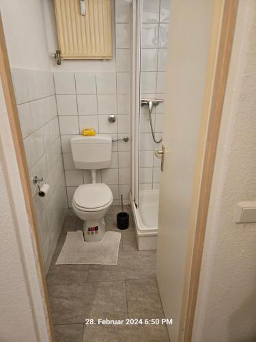 y baño pequeño con aseo y ducha. en gemütliches Appartament 30 m2 in Unna, en Unna