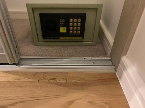 un horno de microondas sentado en el suelo en una habitación en Countryside Luxury House Harlow, en Harlow