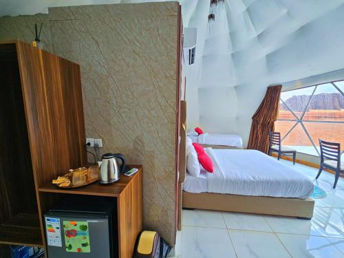 Habitación de hotel con cama y balcón en European luxury camp, en Disah