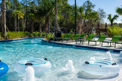 een zwembad in een resort met een waterpark bij Marvelous 4Bd with Pool at Storey Lake Resort 2601 in Kissimmee
