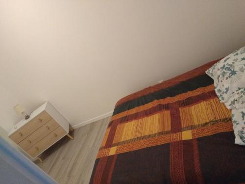 une chambre avec un lit et un parquet dans l'établissement Appartement Périgord blanc, à Mussidan