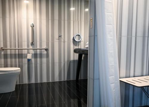 Bilik mandi di The Watergate Hotel Georgetown