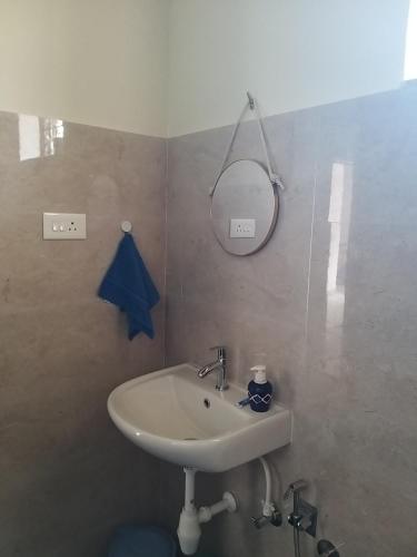 y baño con lavabo y espejo. en Homestay- Casa Gracias - R - 01, en Carmona