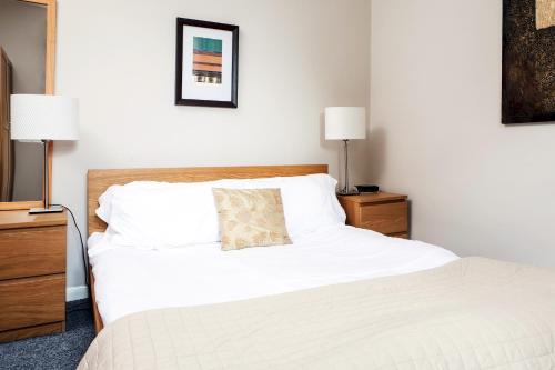 ロンドンにあるMadison Hill - Bedford Hill 1 - One bedroom flatのベッドルーム(ベッド2台、ランプ2つ付)