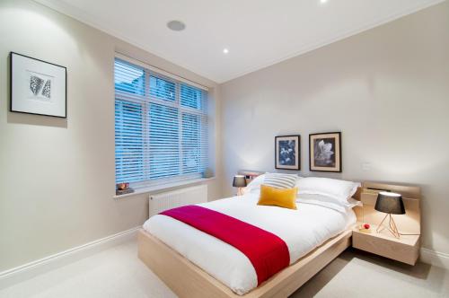 - une chambre avec un grand lit et une fenêtre dans l'établissement Madison Hill - White Hill House 1 - 1 bedroom flat, à Londres