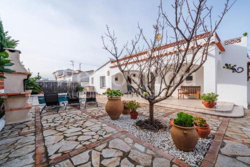 Belle Maison Roses, Mas Boscà 12 by Welhomy