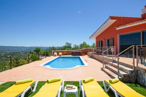 una villa con piscina y una casa en Casa Salir, en Salir