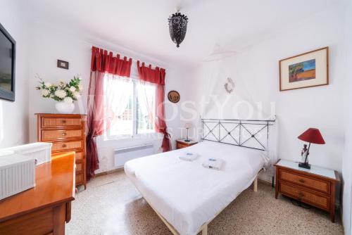 Belle Maison Roses, Mas Boscà 12 by Welhomy