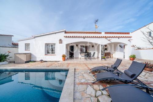 Belle Maison Roses, Mas Boscà 12 by Welhomy
