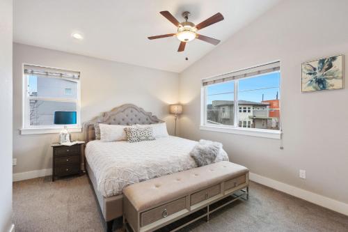 - une chambre avec un lit et un ventilateur de plafond dans l'établissement Elegant Oasis - Fireplaces, King Beds, Mtn Views!, à Fort Collins