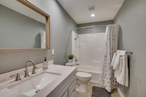 Un baño con lavabo, inodoro y ducha. en Spacious Arcadia Escape Near Public Boat Ramp, en Arcadia