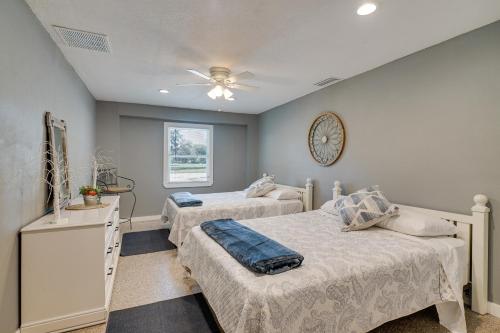 Un dormitorio con dos camas y un reloj en la pared. en Spacious Arcadia Escape Near Public Boat Ramp, en Arcadia