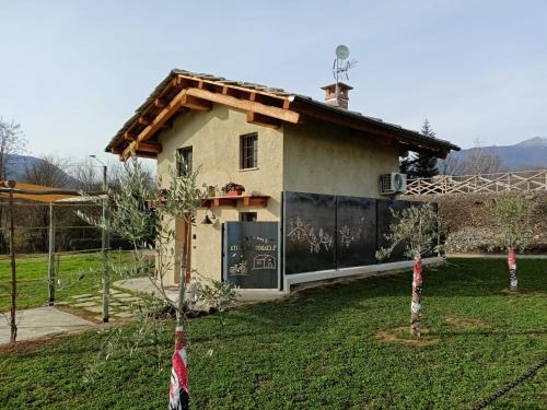 a small house with a fence in a yard at 'L ciabot 'd Ginota in Barge