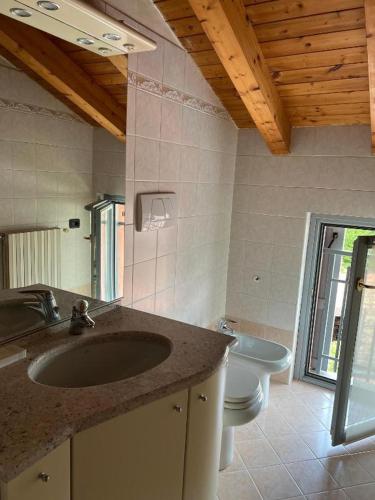 La salle de bains est pourvue d'un lavabo et de toilettes. dans l'établissement Sweet Home Albino, à Albino