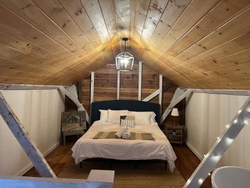 Bett in einem Zimmer mit Holzdecke in der Unterkunft Shawnee General Store in Shawnee on Delaware