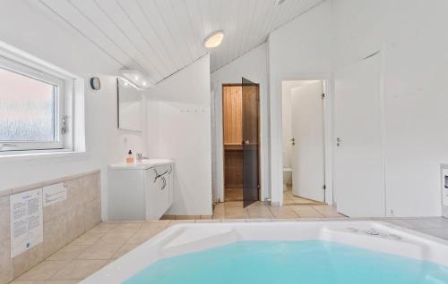 Bøtø ByにあるNice Home In Vggerlse With 5 Bedrooms, Sauna And Wifiの広いバスルーム(バスタブ、シンク付)