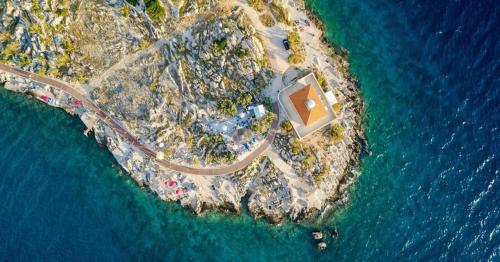 una vista aérea de una pequeña isla en el océano en Apartment Villa Mirna, en Makarska