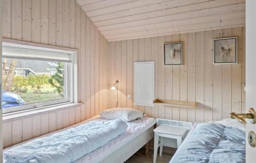 - une chambre avec 2 lits et une fenêtre dans l'établissement Amazing Home In Vggerlse With Wifi, à Bøtø By