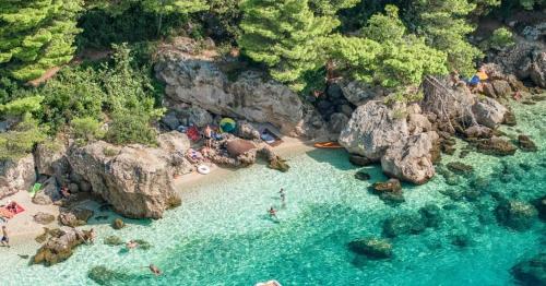 una vista aérea de una playa con gente en el agua en Apartment Villa Mirna, en Makarska