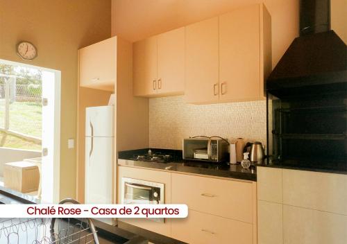 Kuchyň nebo kuchyňský kout v ubytování Chalés Vila da Rosa