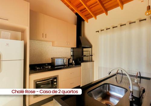 Kuchyň nebo kuchyňský kout v ubytování Chalés Vila da Rosa