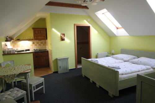 una camera con un grande letto e una cucina di Penzion Na Statku a Starý Vestec