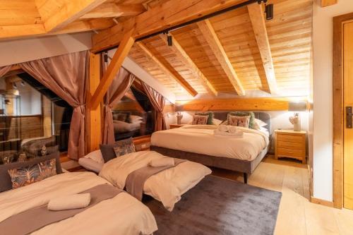 Tempat tidur dalam kamar di Chalet Abeille in Les Gets Sleeps 12